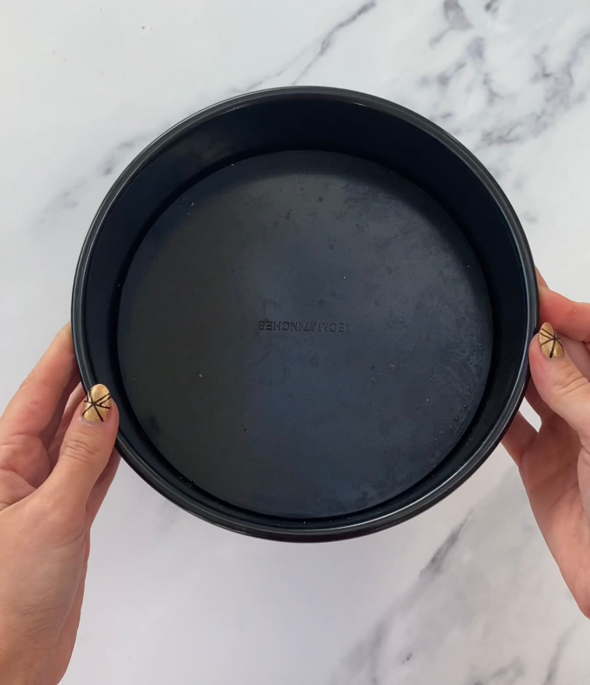 How to line a round baking tin