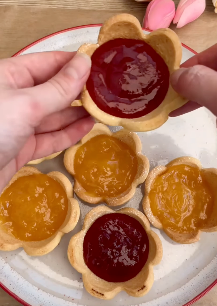 Jam Tart Flower Biscuit Cups Recipe (using cupcake tray)
